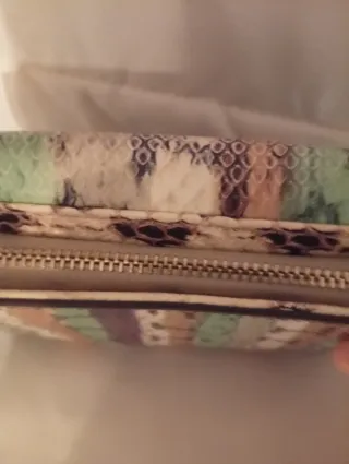 Cartera Parfois multicolor efecto piel serpiente