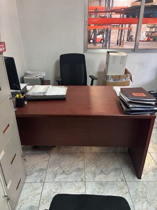 Mesa de despacho de madera marrón