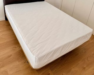 Colchón con funda y somier tapizado beige de 135cm