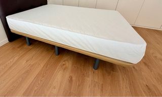 Colchón con funda y somier tapizado beige de 135cm