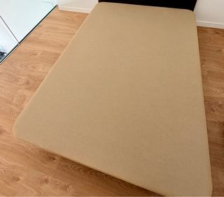 Colchón con funda y somier tapizado beige de 135cm