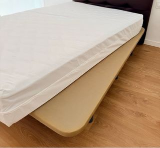 Colchón con funda y somier tapizado beige de 135cm