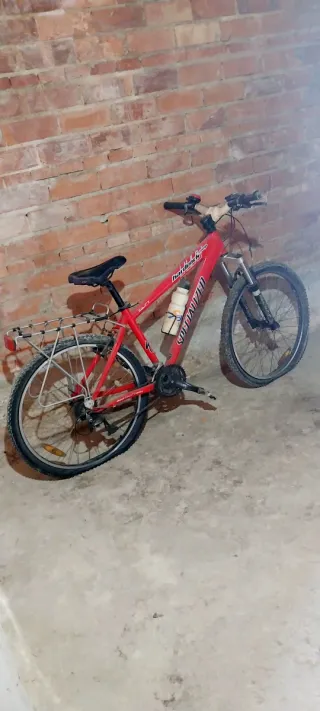 Bicicleta de montaña Specialized roja
