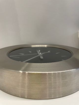 Reloj de pared acero inoxidable fondo negro