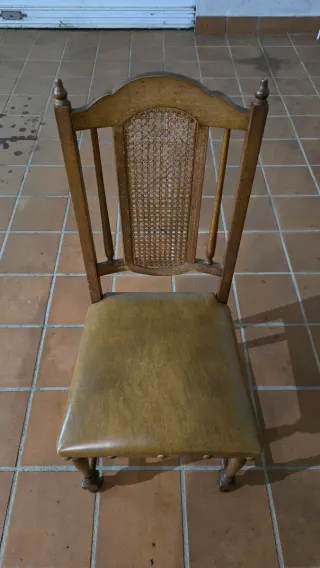 Silla de madera con asiento de piel