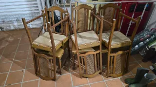 Silla de madera con asiento de piel