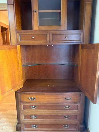 Mueble vitrina con cajonera de madera