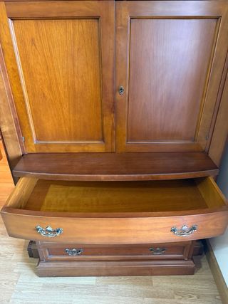 Mueble vitrina con cajonera de madera