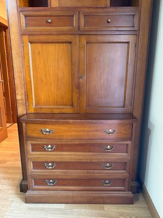 Mueble vitrina con cajonera de madera
