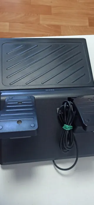 Volante Logitech RWA con Pedales