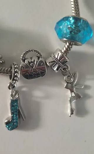 Pulsera tipo Pandora color plateada con Dijes