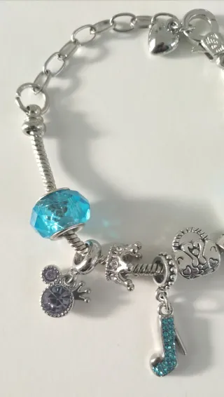 Pulsera tipo Pandora color plateada con Dijes