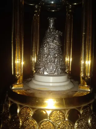 Cúpula religiosa dorada con figura