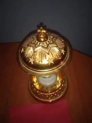 Cúpula religiosa dorada con figura