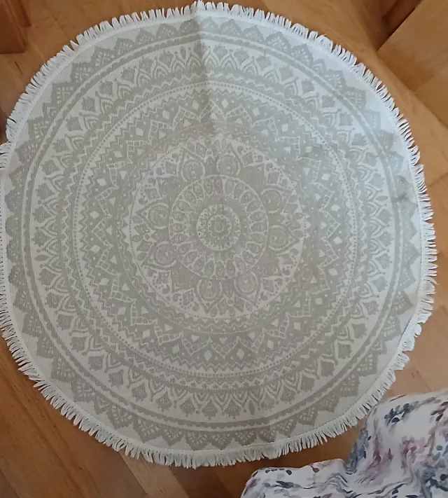 Alfombra redonda mandala beige y gris.