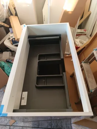 Mueble de baño blanco con cajones