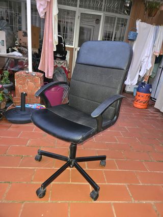 Silla de oficina negra casi sin uso