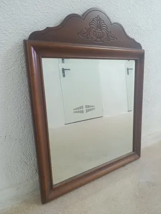 Espejo de madera con marco tallado