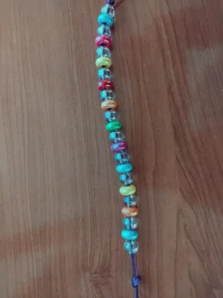 Pulsera de cuentas de colores