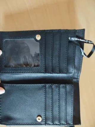 Cartera monedero negro con flores rosas