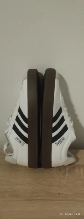 Zapatillas Adidas Blancas y marrón