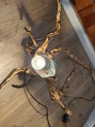 Lámpara artesanal de madera de raíz