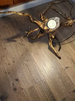 Lámpara artesanal de madera de raíz