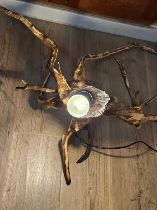 Lámpara artesanal de madera de raíz
