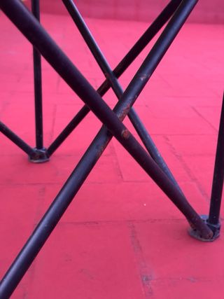 Silla plegable beige y negra (precio negociable)