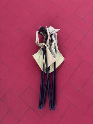 Silla plegable beige y negra (precio negociable)