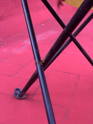 Silla plegable beige y negra (precio negociable)