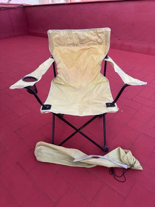 Silla plegable beige y negra (precio negociable)