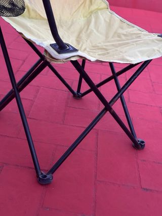 Silla plegable beige y negra (precio negociable)