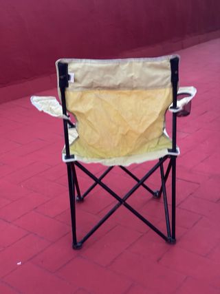 Silla plegable beige y negra (precio negociable)