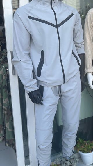 Conjunto deportivo gris