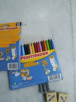 Lápices, pinturas y gomas de borrar