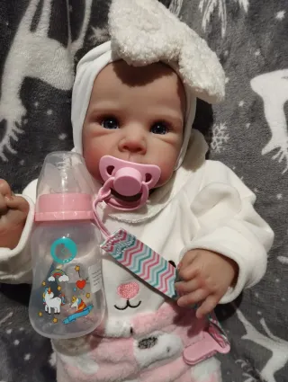 Bebé Reborn realista con chupete y biberón