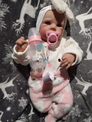 Bebé Reborn realista con chupete y biberón