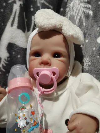 Bebé Reborn realista con chupete y biberón