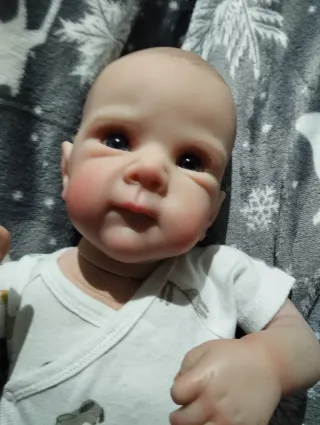 Bebé Reborn realista con chupete y biberón