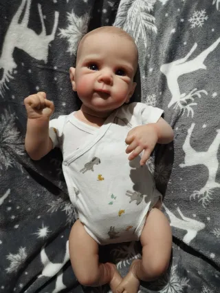 Bebé Reborn realista con chupete y biberón