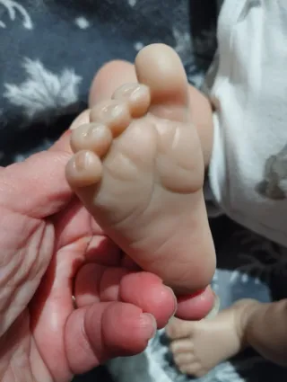 Bebé Reborn realista con chupete y biberón