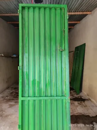 Portón de garaje metálico