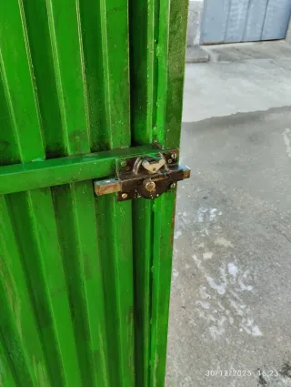 Portón de garaje metálico