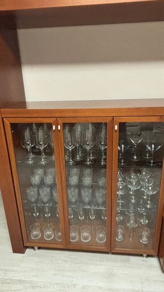 URGE- Mueble comedor  con vitrina