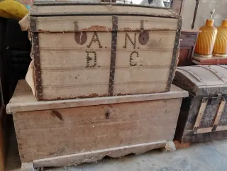 Baúles y arcas antiguos de madera y metal