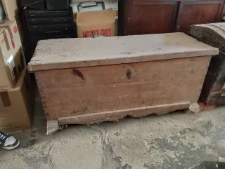 Baúles y arcas antiguos de madera y metal