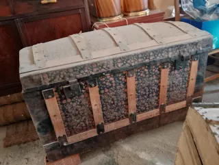 Baúles y arcas antiguos de madera y metal