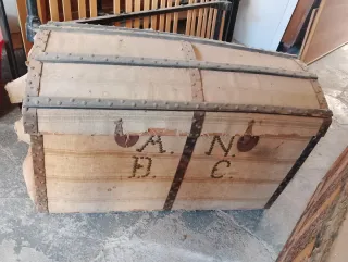 Baúles y arcas antiguos de madera y metal