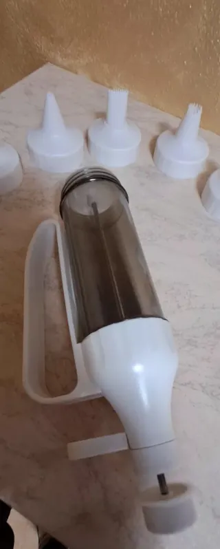 Siringa da pasticceria con 7 beccucci